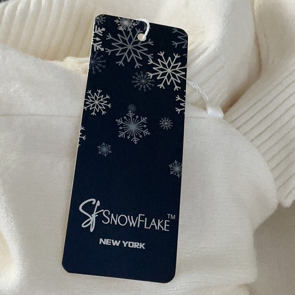 Snowflake New York Cream Color Turtleneck Tunic Sweater - Picture 9 of 10